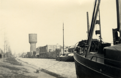 825098 Gezicht op de Vaartsche Rijn te Utrecht, met de watertoren en de gebouwen van de Utrechtse Machinale Stoel- en ...